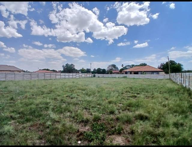 1,018M² VACANT LAND FOR SALE IN KOOKRUS